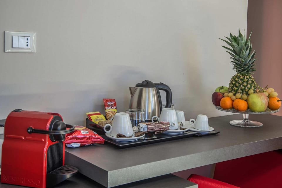 Coffee/tea maker, electric kettle