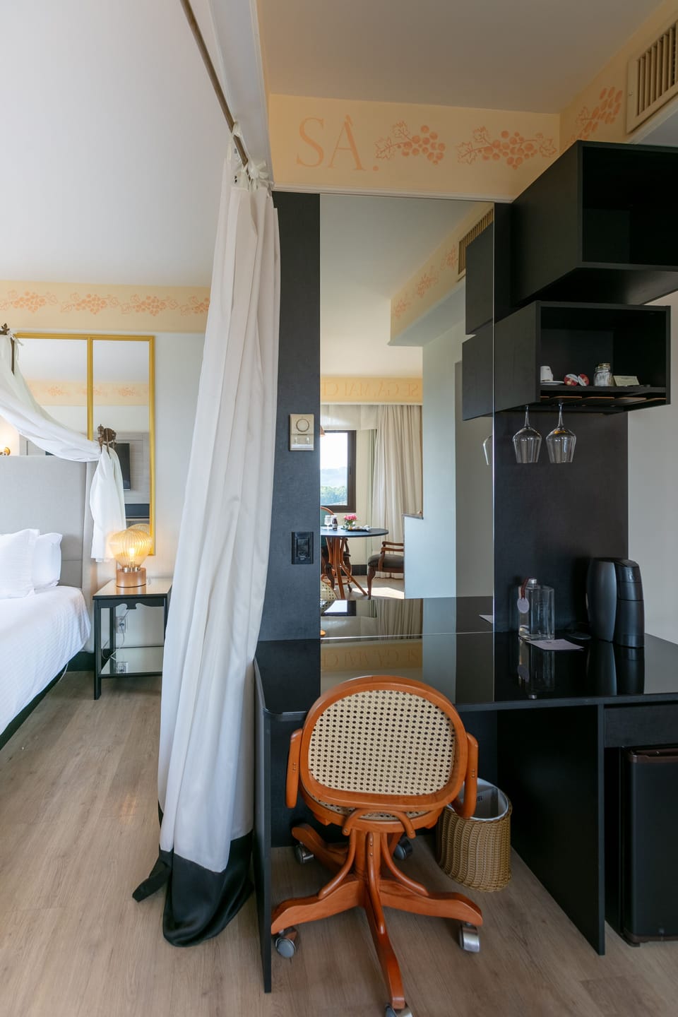 Suite Regia | Hypo-allergenic bedding available, pillowtop beds, minibar, in-room safe