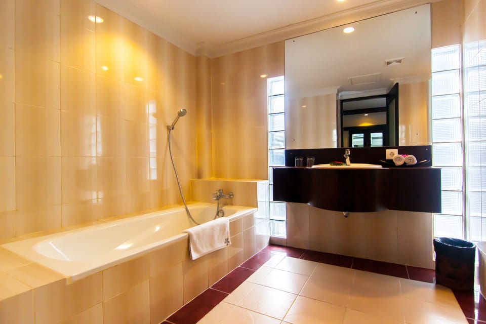 Separate tub and shower, deep soaking tub, free toiletries, towels