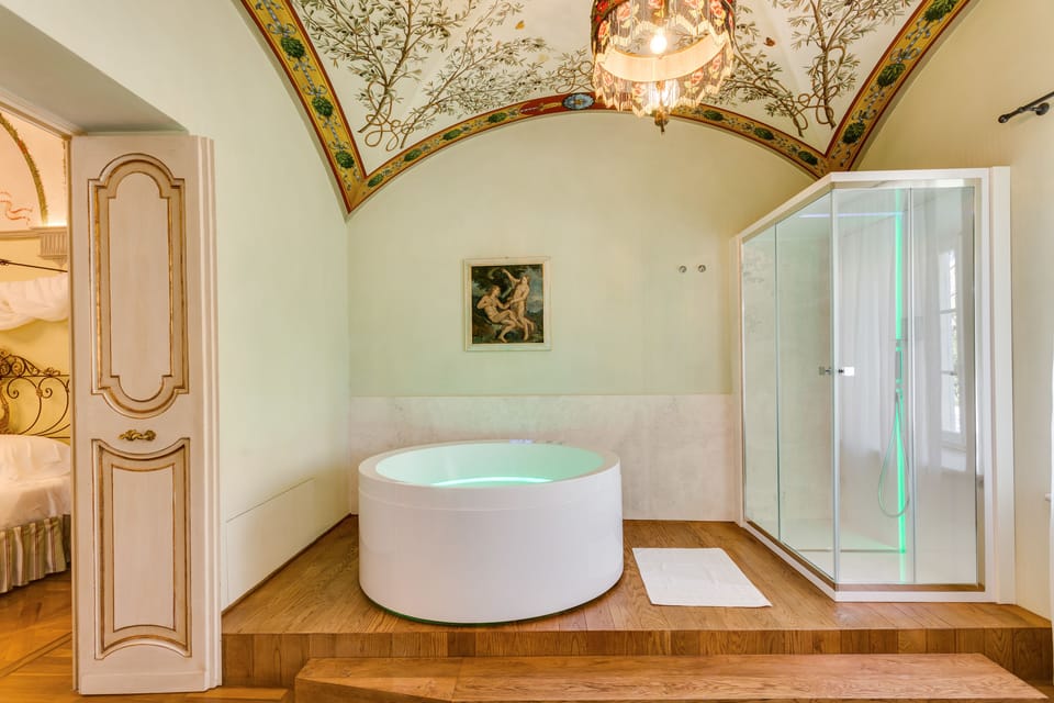 Junior Suite | Bathroom | Free toiletries, hair dryer, bathrobes, slippers