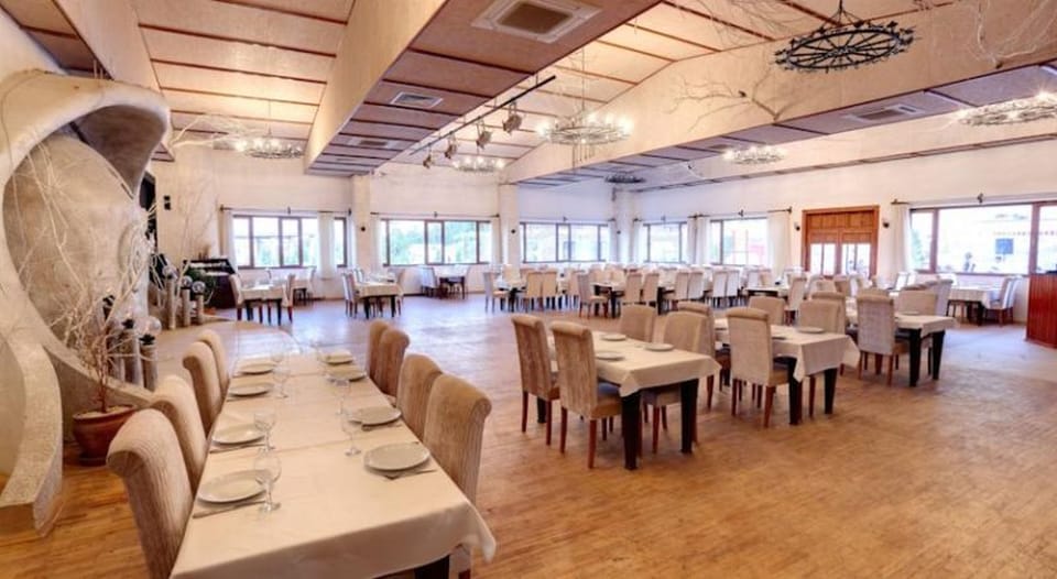 3 restaurants; breakfast, lunch, and dinner served