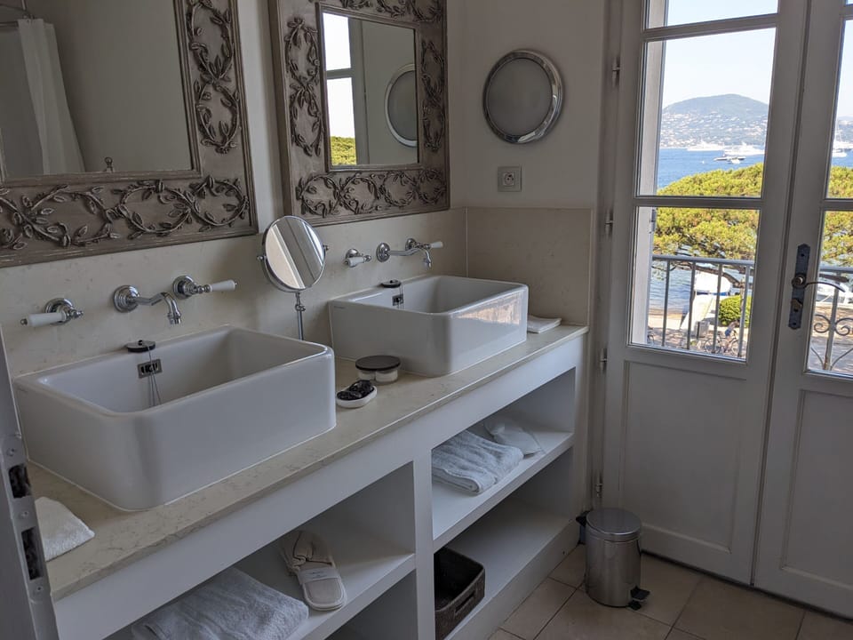 Double Room, Balcony (Vue mer) | In-room safe, desk, iron/ironing board, free WiFi