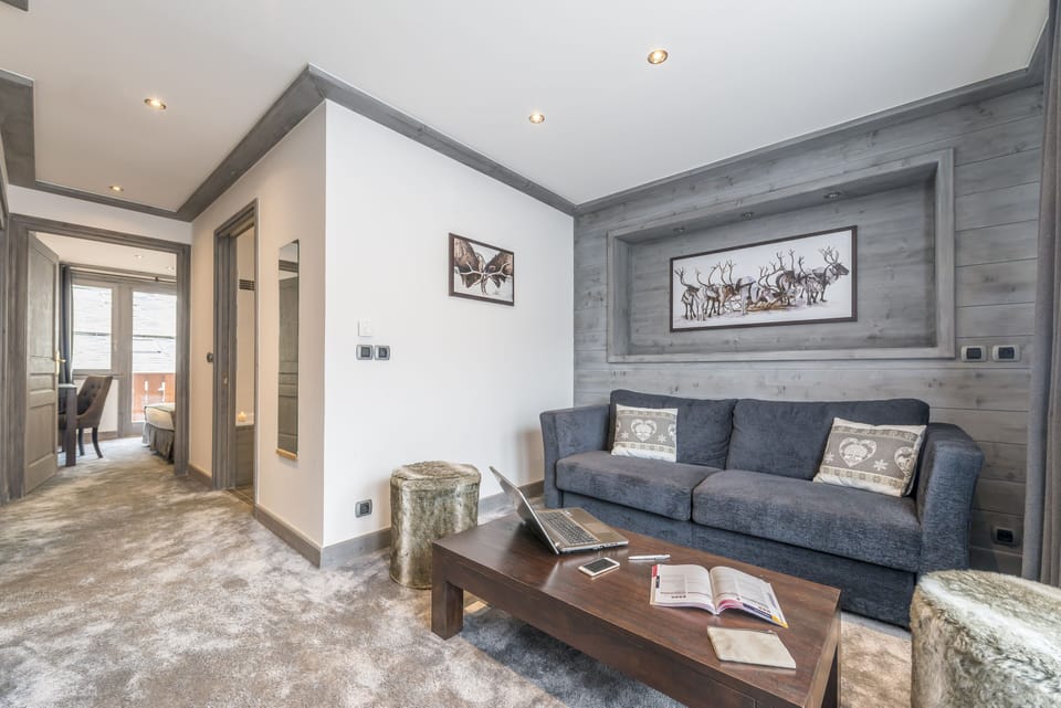 Suite (Lounge) | Living area | Flat-screen TV