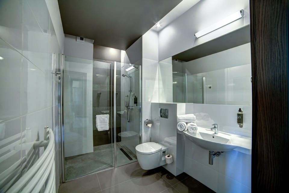 Classic Twin Room | Bathroom | Free toiletries, hair dryer, towels