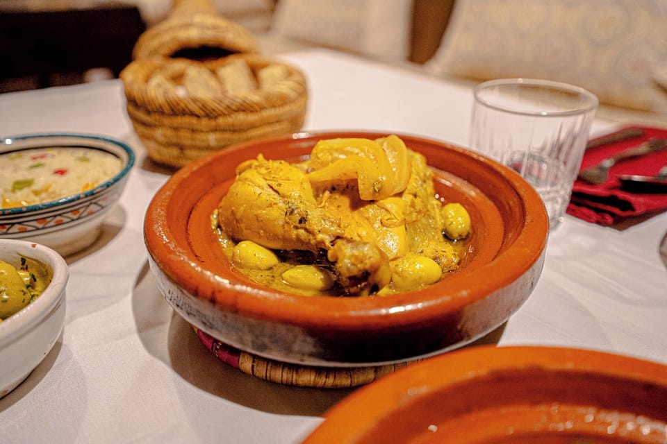 20 restaurants; lunch and dinner served