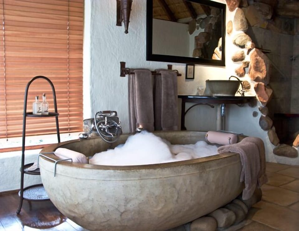 Couples treatment rooms, body treatments, aromatherapy