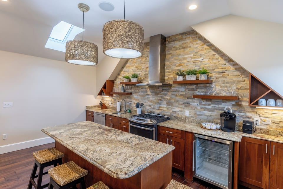 Luxury Loft, 3 Bedrooms, Fireplace | Private kitchen | Fridge, microwave, oven, stovetop