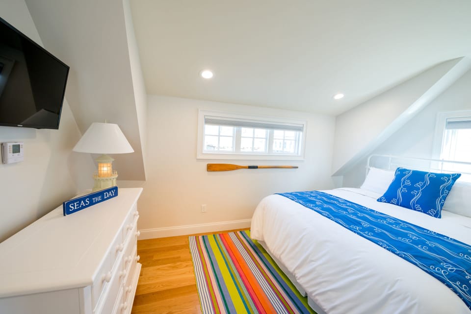 3 bedrooms, premium bedding, down comforters, iron/ironing board