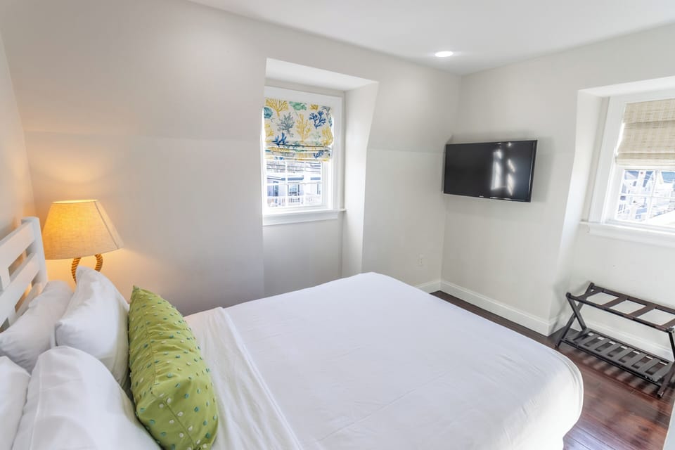 Luxury Condo, 3 Bedrooms, Fireplace, Harbor View | 3 bedrooms, premium bedding, down comforters, individually decorated