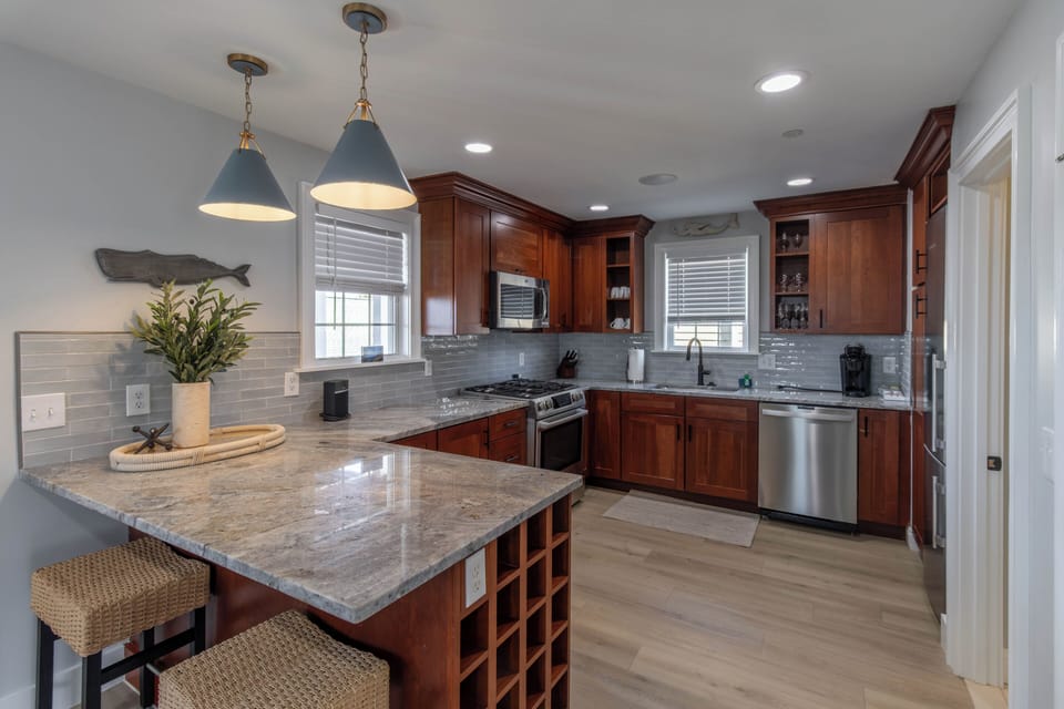 Luxury Condo, 3 Bedrooms, Fireplace, Harbor View | Private kitchen | Fridge, microwave, oven, stovetop