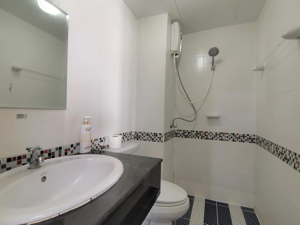 Shared Dormitory, 4 Bedrooms | Bathroom | Free toiletries, towels