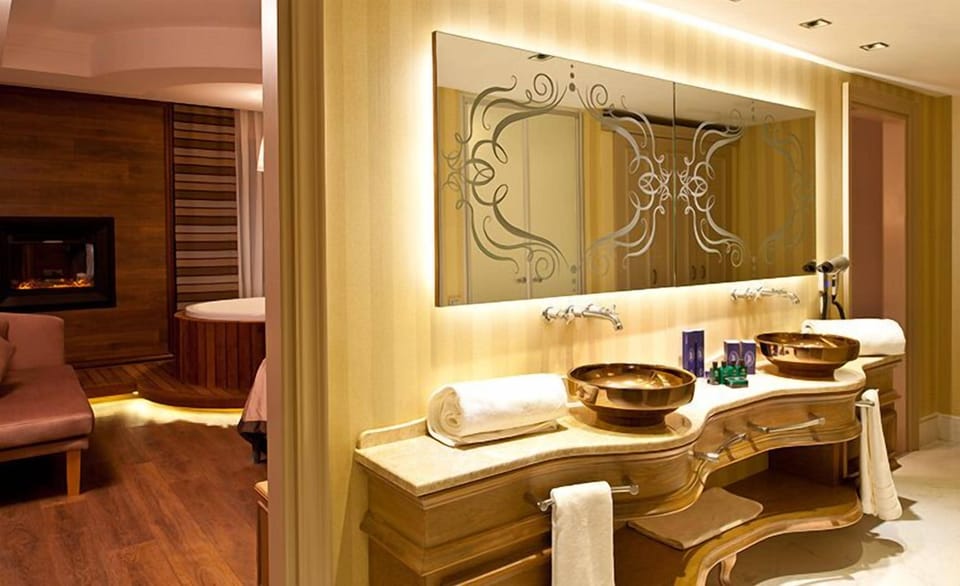 Grand Suite | Bathroom | Rainfall showerhead, free toiletries, hair dryer, bathrobes