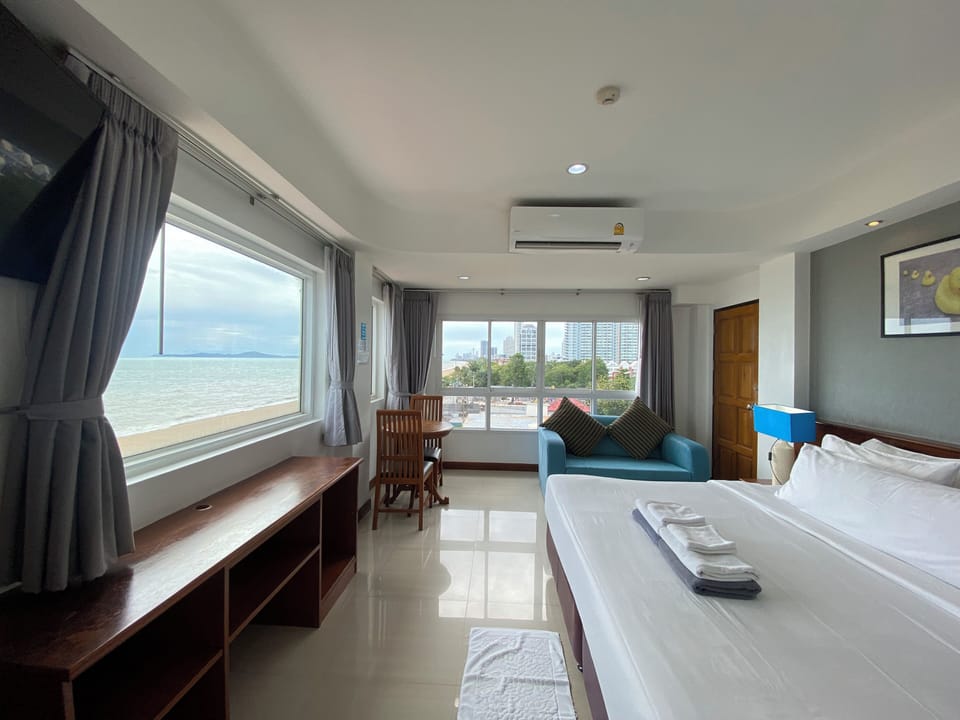 Deluxe Sea View | Free minibar, in-room safe, individually decorated, desk