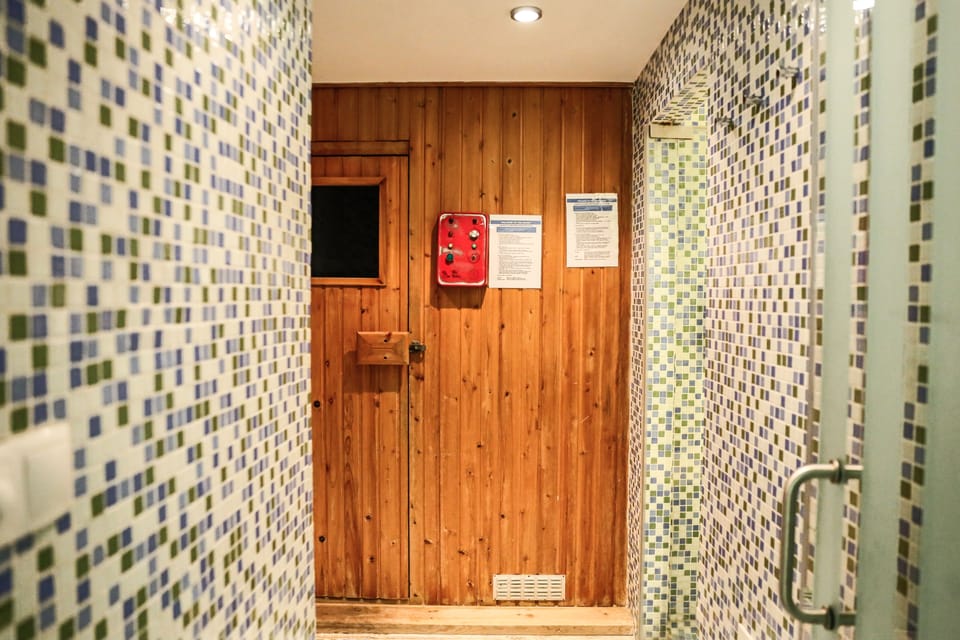 Couples treatment rooms, sauna, hot tub, Turkish bath, body treatments