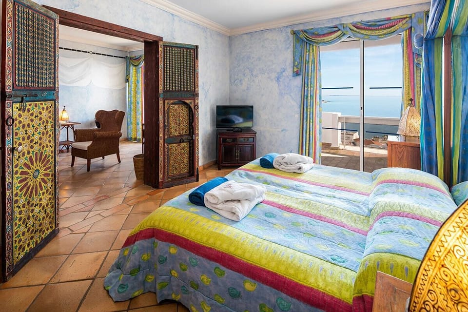 Deluxe Double Room, Sea View | Minibar, in-room safe, individually decorated, individually furnished