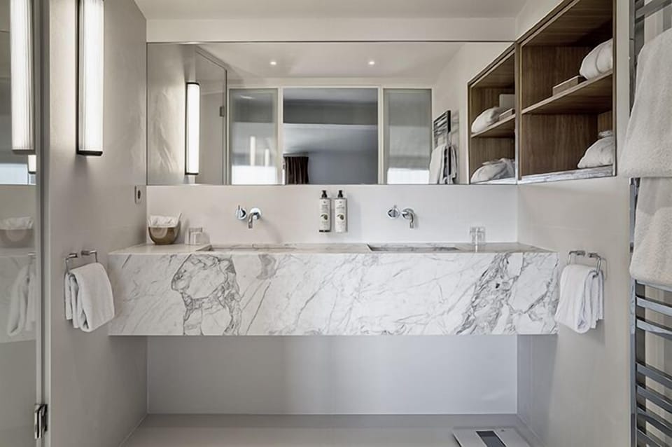 Room (Prestige) | Bathroom | Shower, free toiletries, hair dryer, bathrobes
