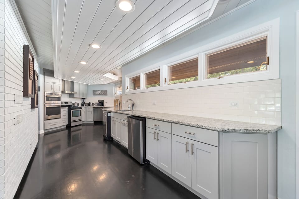 House, 3 Bedroom, 3 Bath, Lake Front | Private kitchen | Microwave, coffee/tea maker, cookware/dishes/utensils