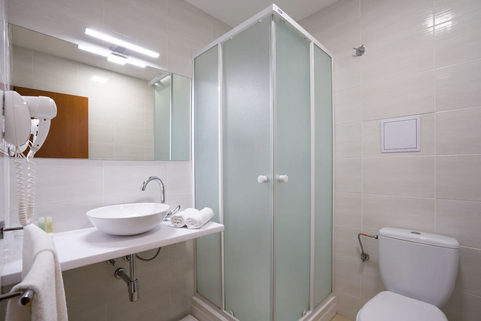 Standard Twin Room | Bathroom | Free toiletries, towels