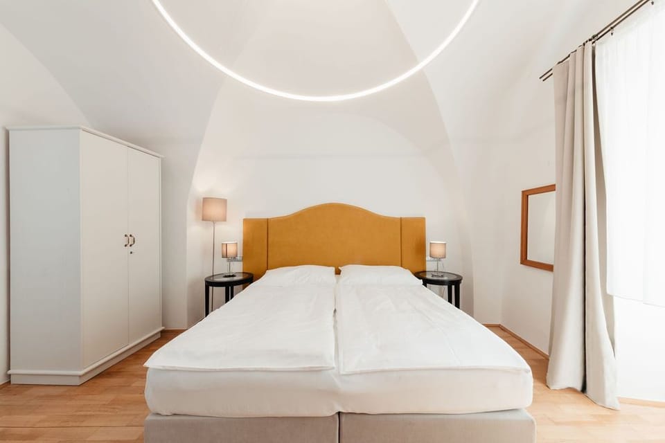 Suite | Desk, WiFi (free), bed sheets