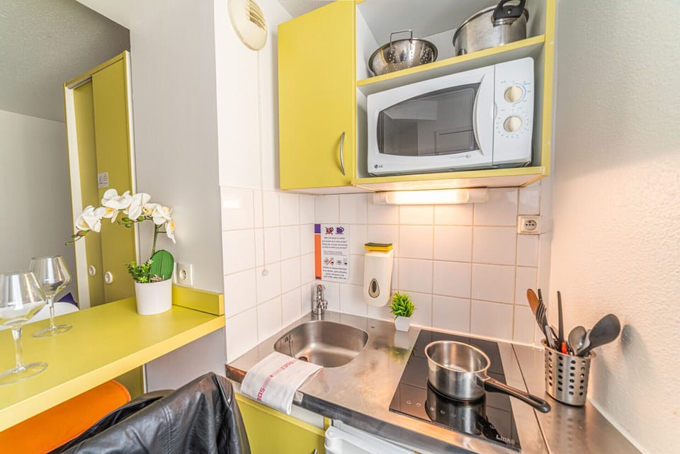 Studio, 1 Double Bed | Private kitchen | Fridge, microwave, stovetop, cookware/dishes/utensils