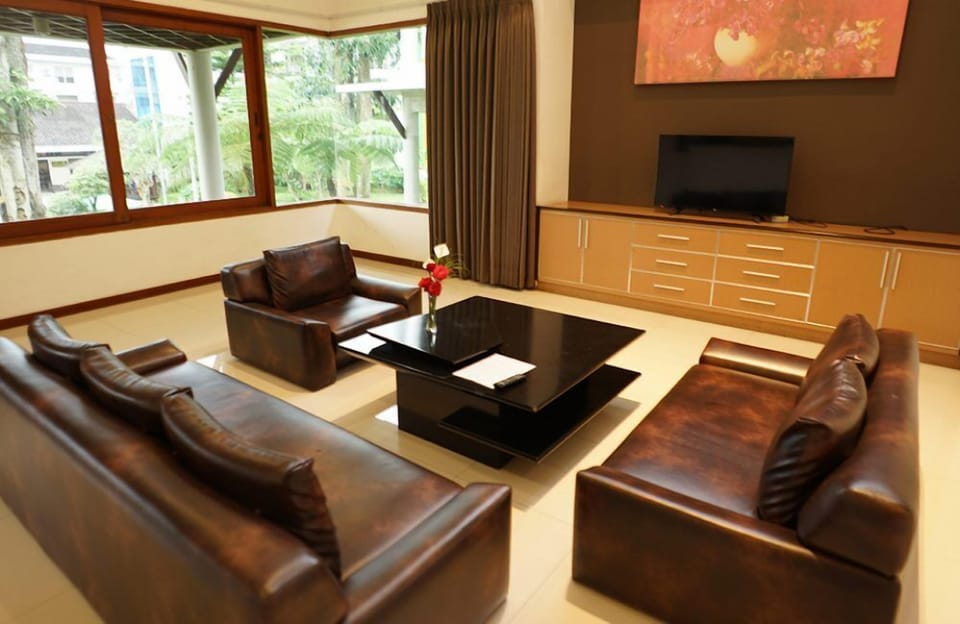 Villa | Minibar, in-room safe, desk, blackout drapes