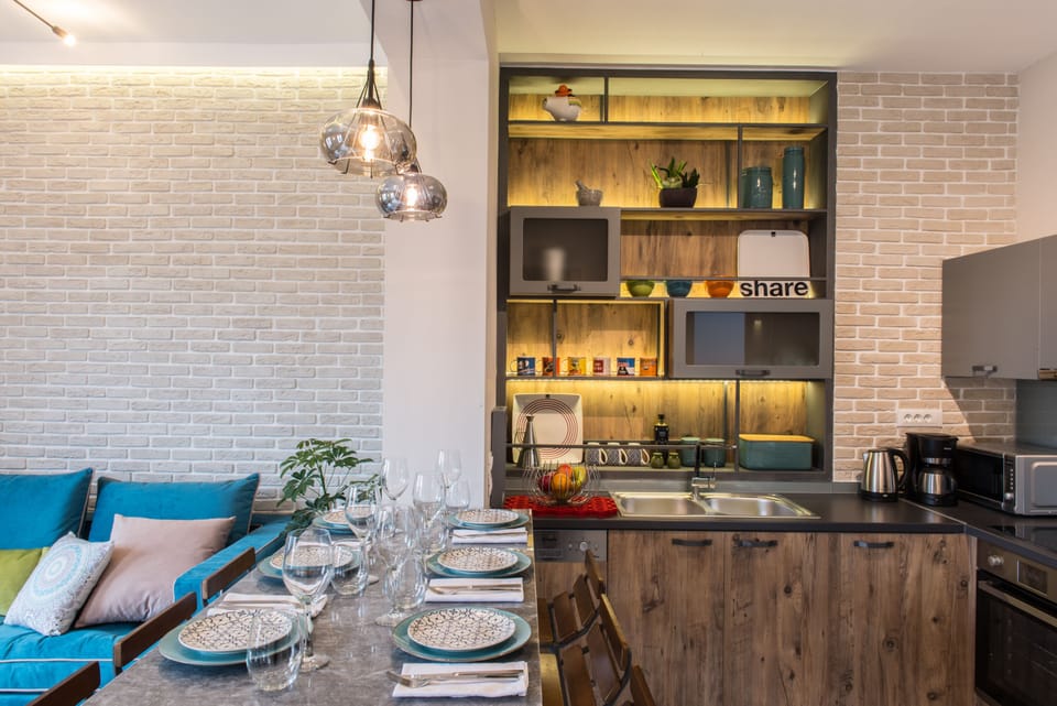 Luxury Apartment, 3 Bedrooms | Private kitchen | Full-size fridge, microwave, oven, stovetop