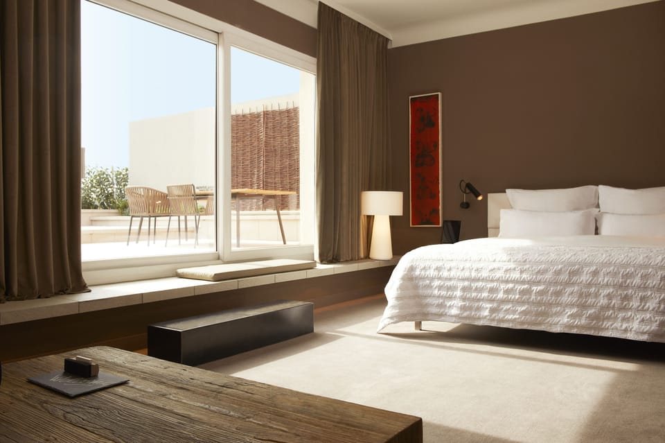 Hypo-allergenic bedding, minibar, in-room safe, desk
