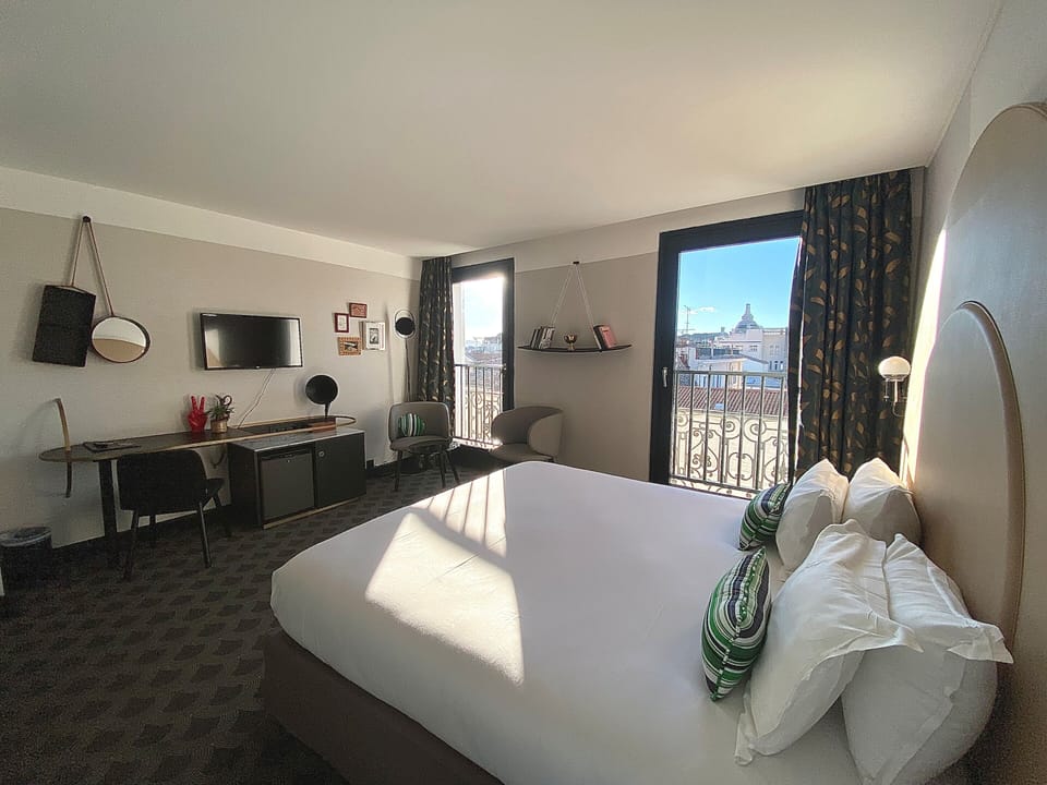 Deluxe Room, Non Smoking (Prestige) | Minibar, in-room safe, soundproofing, iron/ironing board (on request)