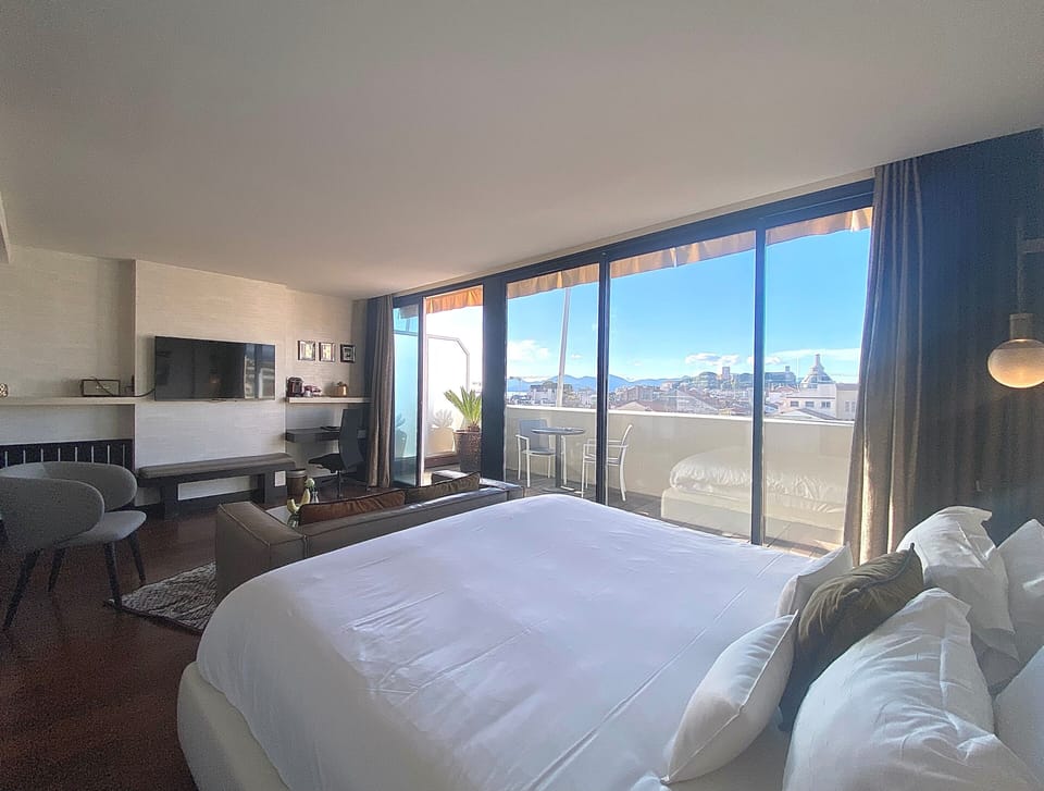 Suite | Minibar, in-room safe, soundproofing, iron/ironing board