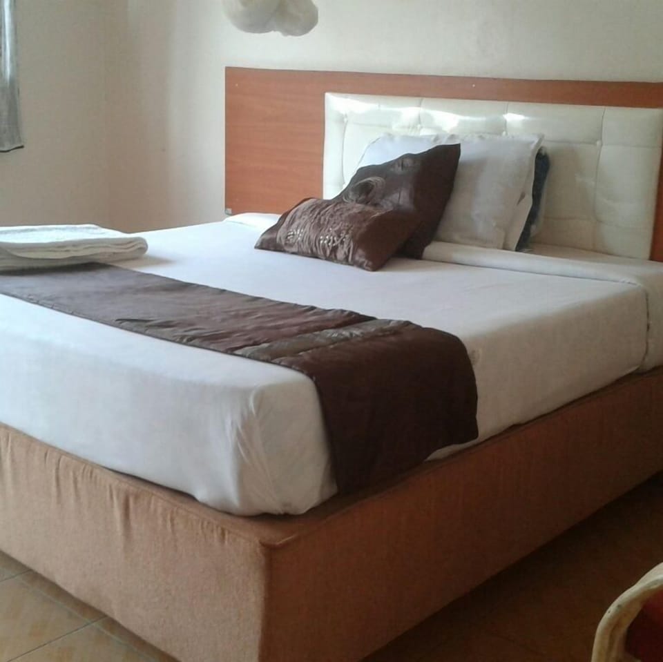 Deluxe Double Room, 1 Double Bed, Vineyard View | Premium bedding, individually furnished, desk, laptop workspace