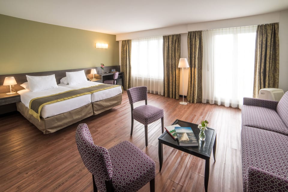 Comfort Suite, Balcony | Minibar, in-room safe, desk, soundproofing