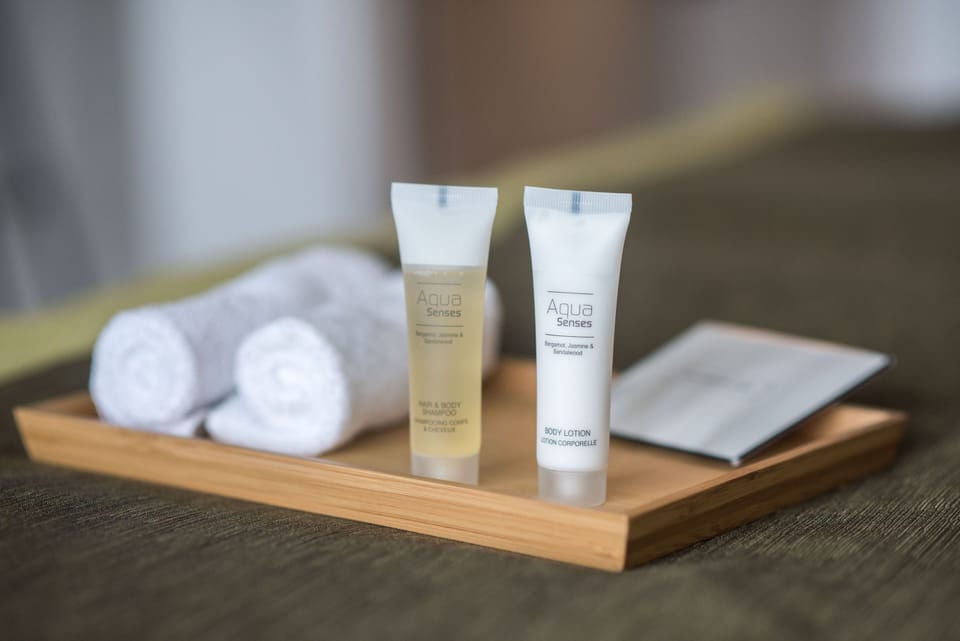 Shower, free toiletries, towels