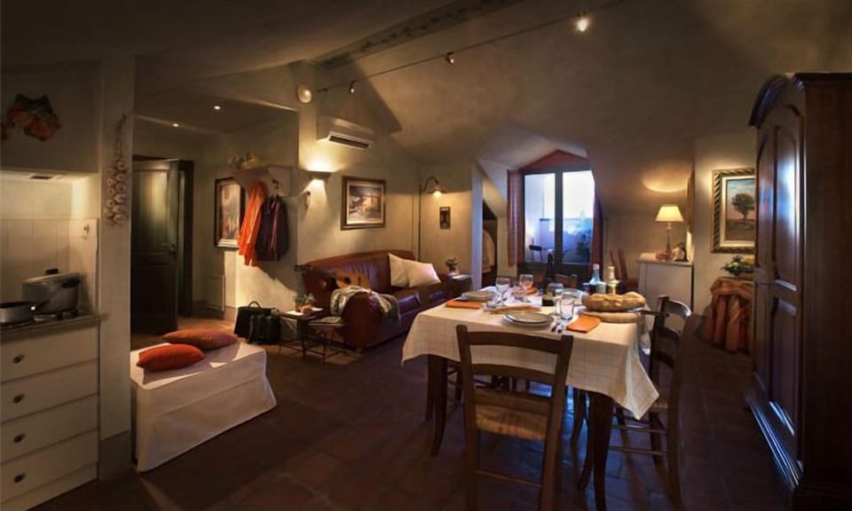Deluxe Suite, 1 Bedroom, Kitchenette, Vineyard View | Living room | TV