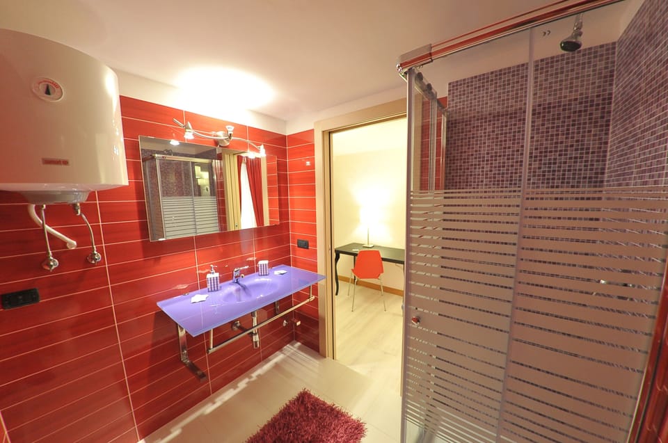 Shower, free toiletries, hair dryer, bidet