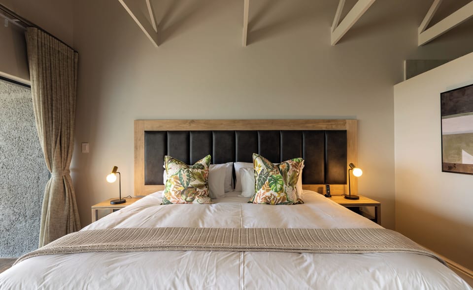 Deluxe Room, Sea View | Premium bedding, minibar, in-room safe, desk