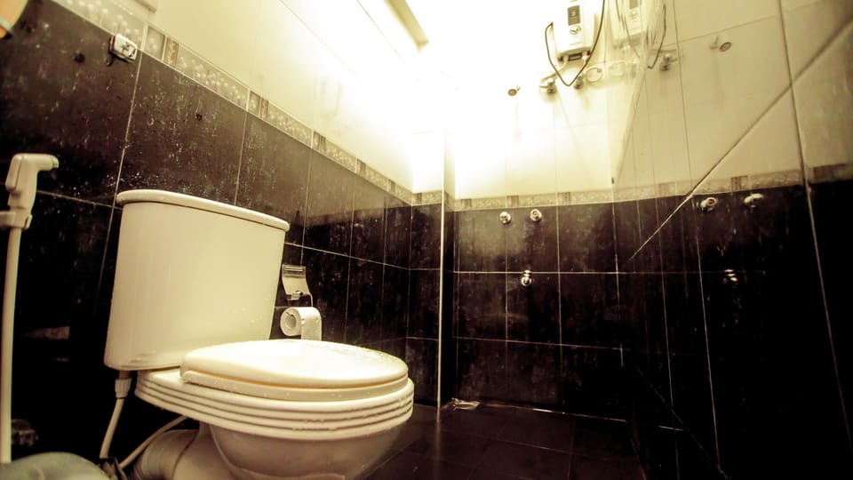 Basic Double Room | Bathroom | Shower, free toiletries, towels