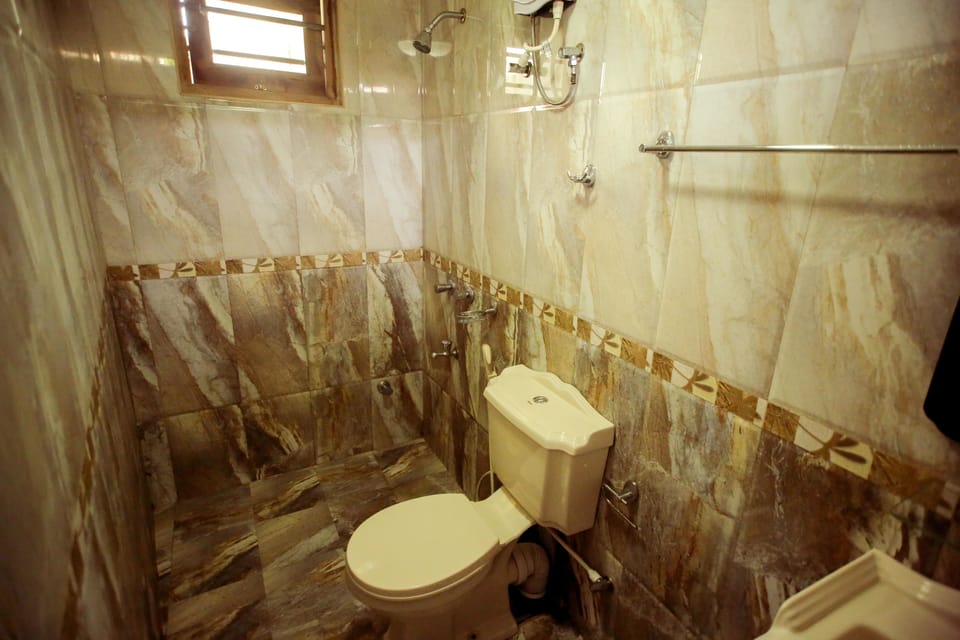 Basic Double Room | Bathroom | Shower, free toiletries, towels