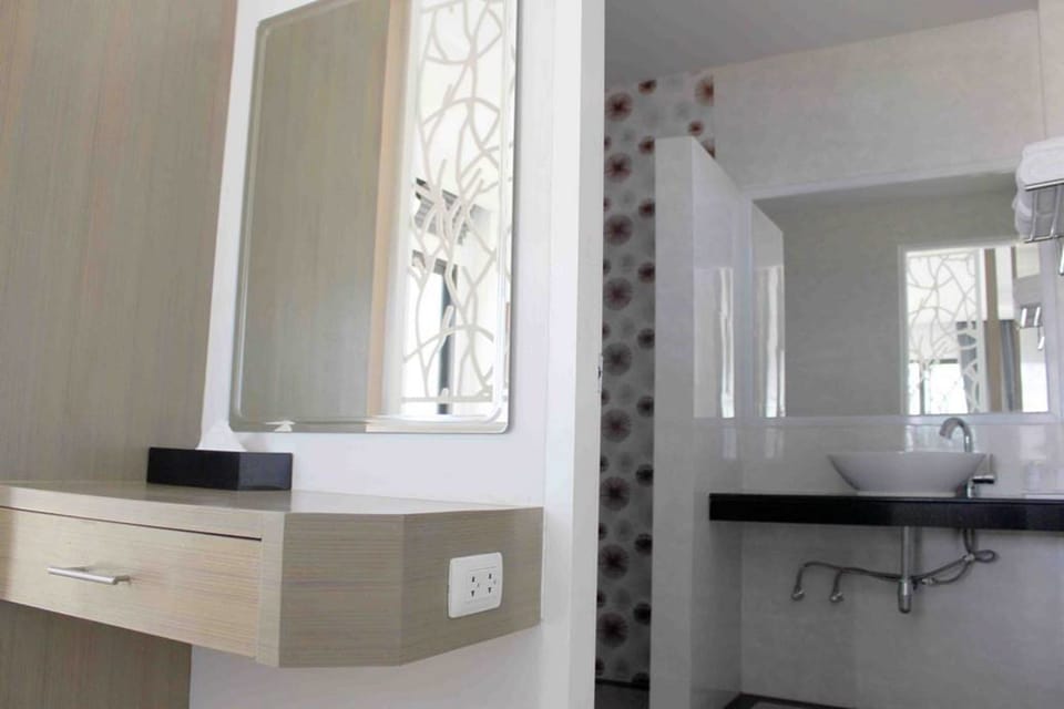 Grand Villa | Bathroom | Shower, free toiletries, hair dryer, bathrobes
