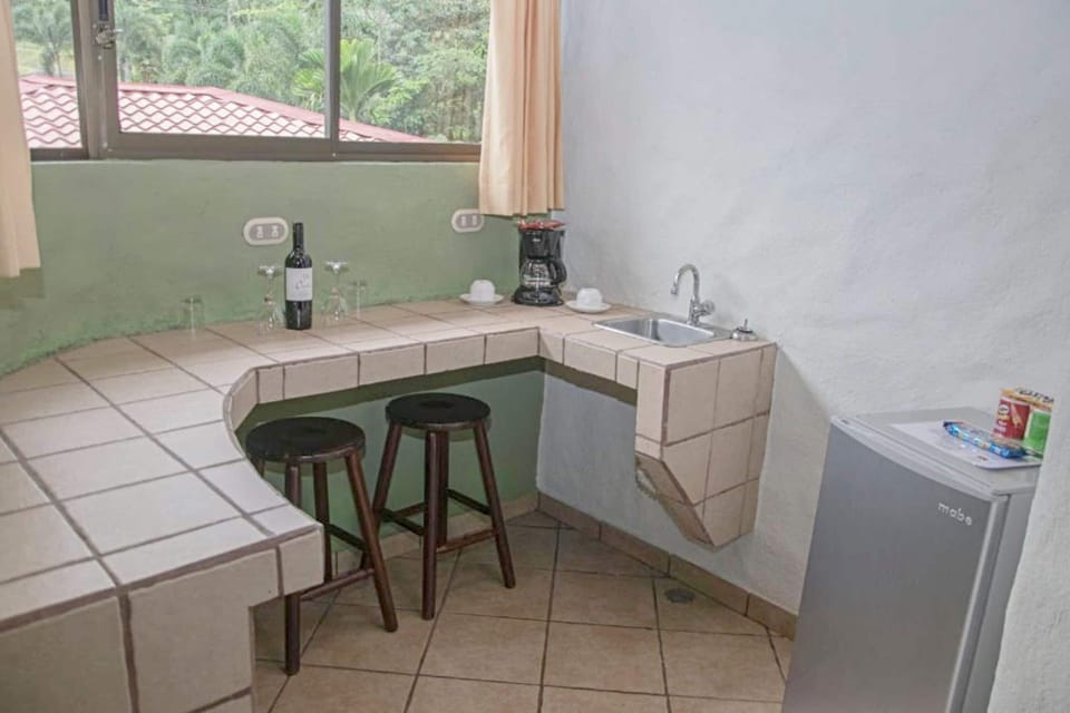 Deluxe Room | Private kitchenette | Coffee/tea maker