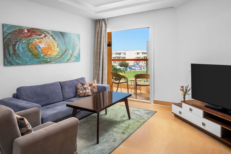 Junior Suite | Hypo-allergenic bedding, minibar, in-room safe, desk