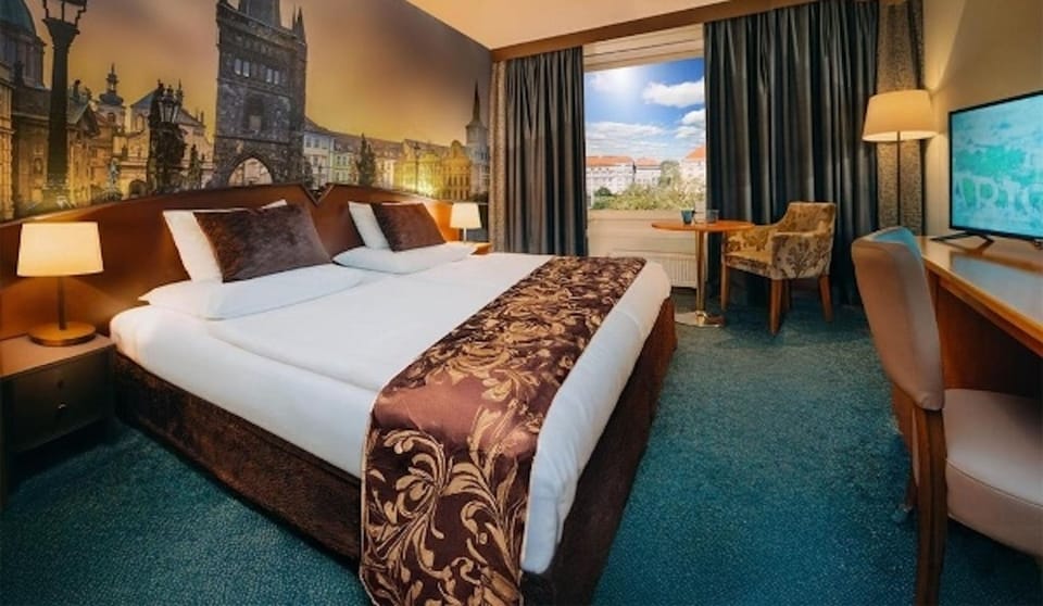 Standard Double or Twin Room | Hypo-allergenic bedding available, minibar, in-room safe, soundproofing
