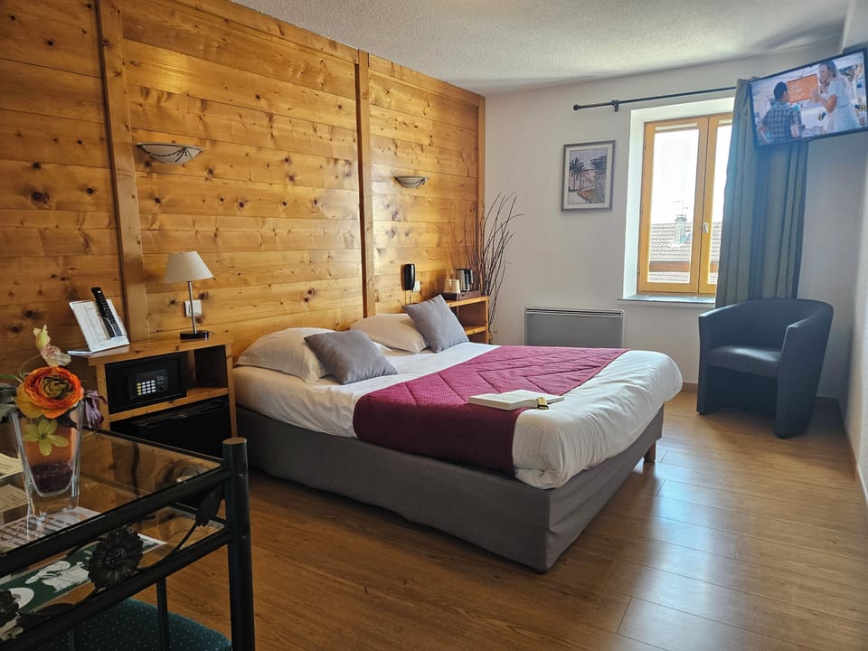 Comfort Double Room | Desk, blackout drapes, rollaway beds, free WiFi
