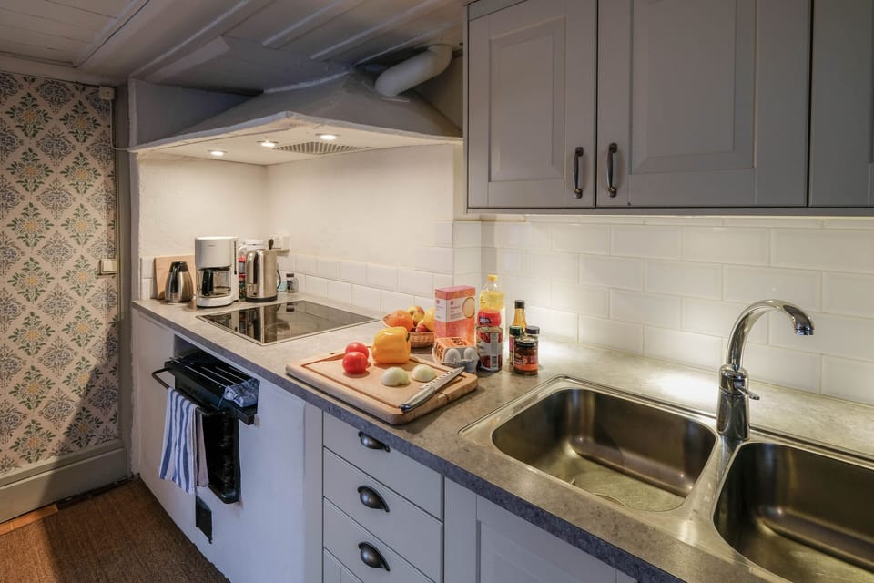 Shared fridge, microwave, oven, stovetop