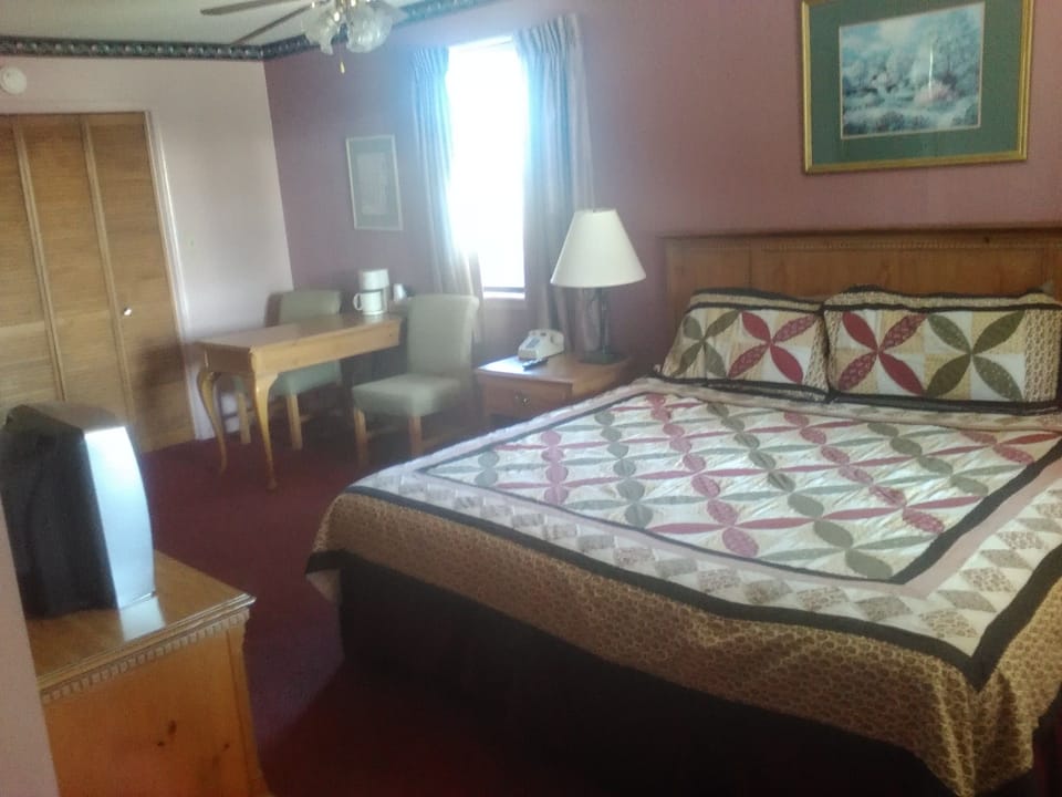 Grand Room, 1 King Bed, Jetted Tub | Desk, blackout drapes, iron/ironing board, bed sheets