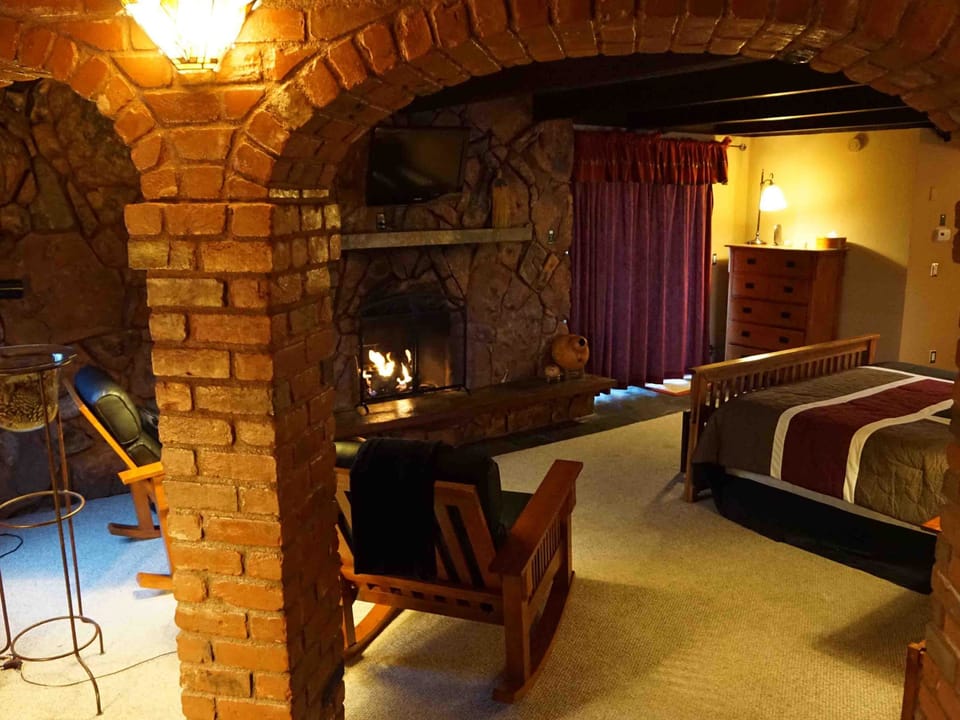 Premium Suite, Ensuite (Mission Grande King Suite) | Individually decorated, individually furnished, rollaway beds, free WiFi