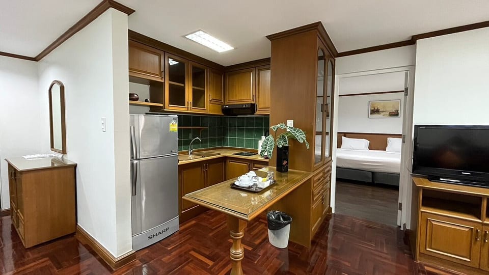 Presidential Suite | Private kitchen | Microwave, stovetop, dishwasher, electric kettle