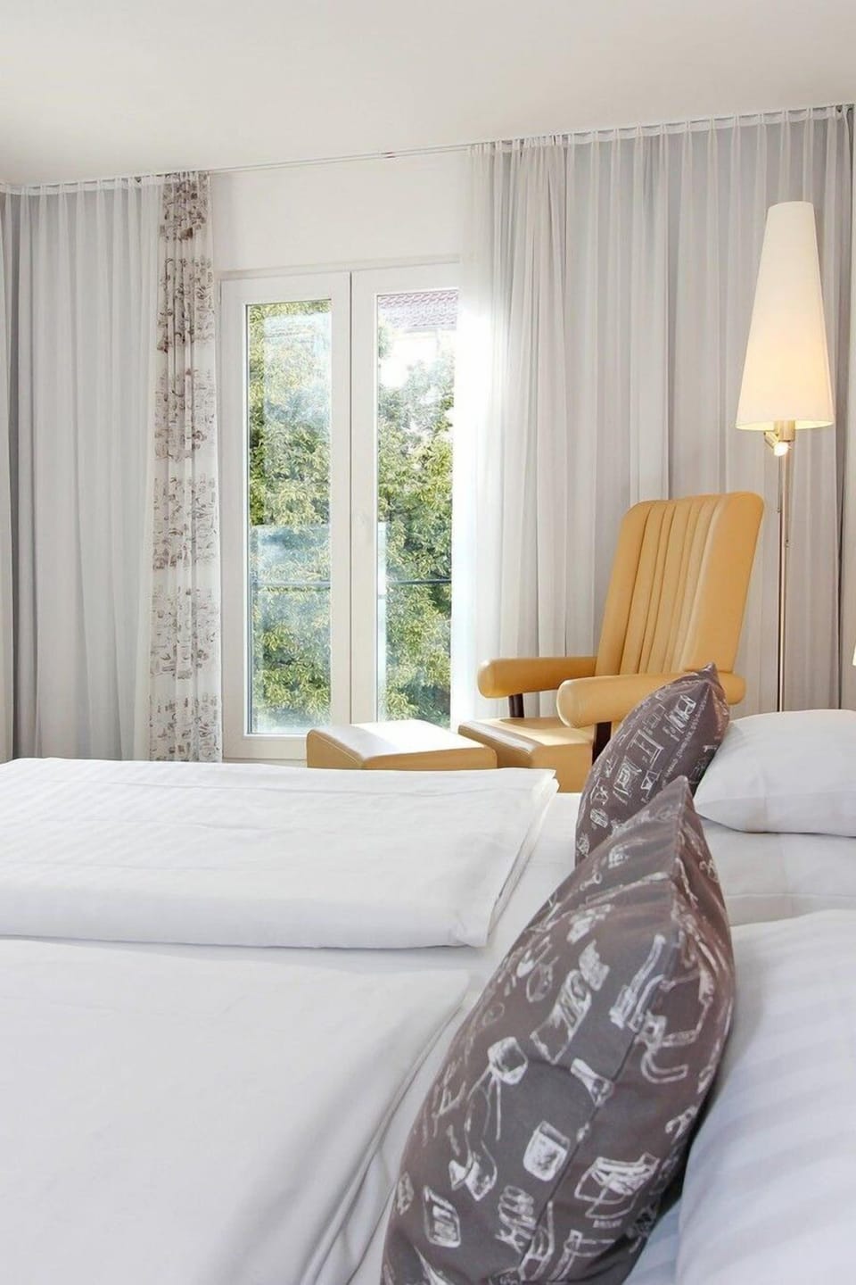 Hypo-allergenic bedding, minibar, in-room safe, desk
