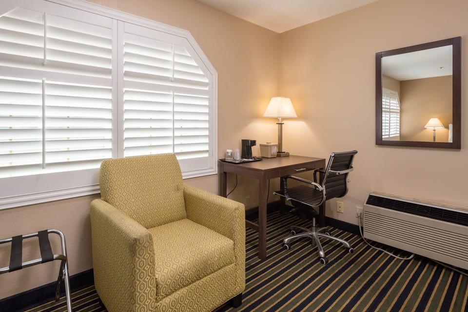 Room, 1 King Bed | Living room | 39-inch flat-screen TV with satellite channels, TV