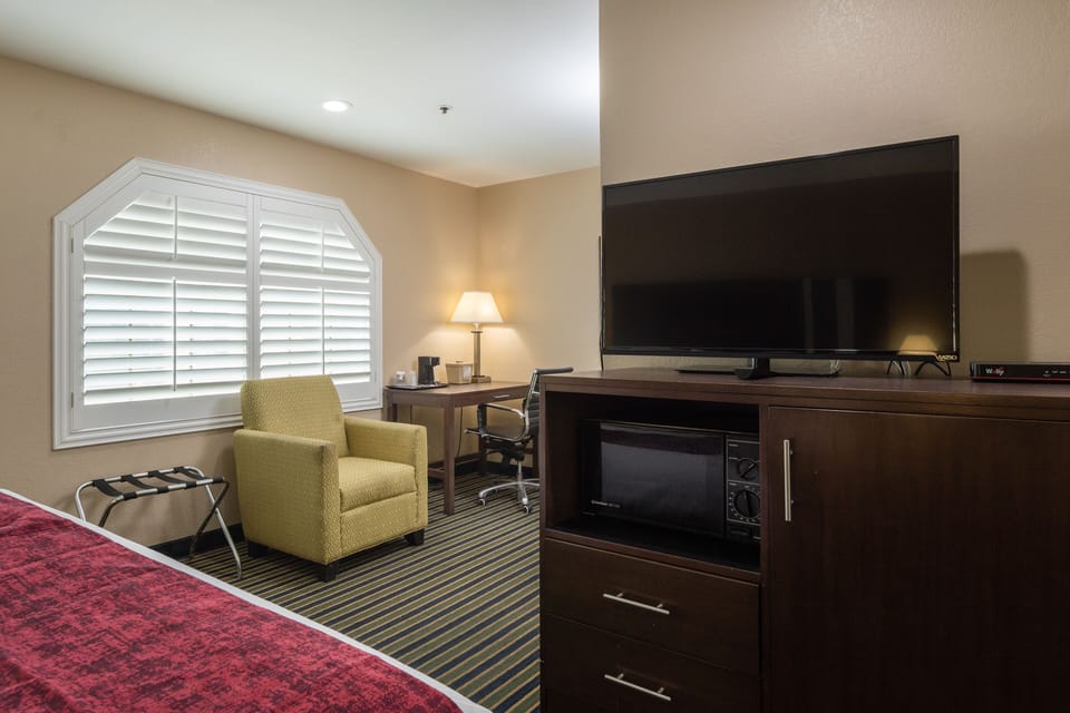 Room, 1 King Bed | Microwave