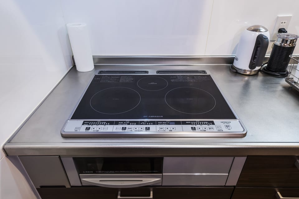 Shiki Homes | NENE 音々 | Private kitchen | Full-size fridge, microwave, stovetop, electric kettle